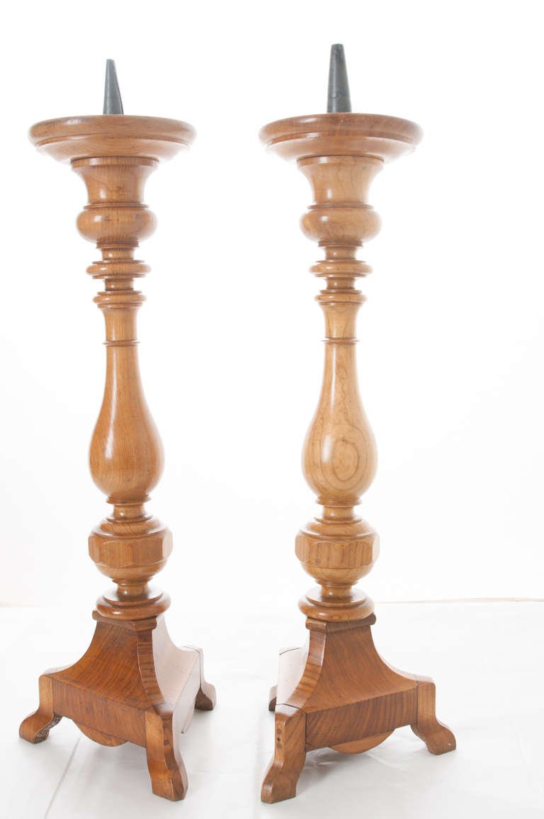 Paar französische gedrechselte Holz-Kerzenständer aus dem 19. Jahrhundert (Französisch) im Angebot