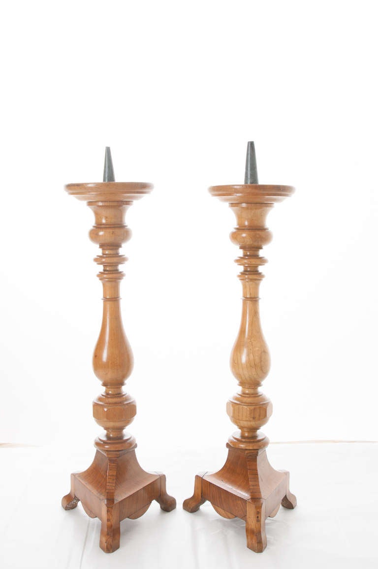 French Pair of 19th Century Turned Wood Candlesticks For Sale 1