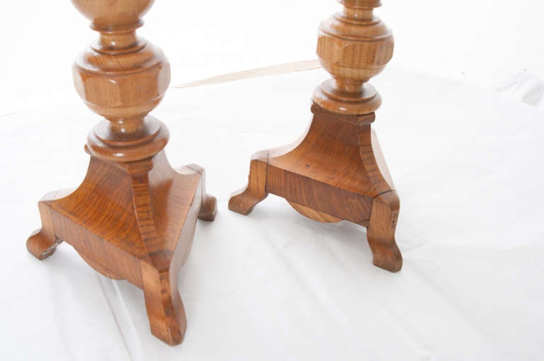 Paar französische gedrechselte Holz-Kerzenständer aus dem 19. Jahrhundert im Angebot 1