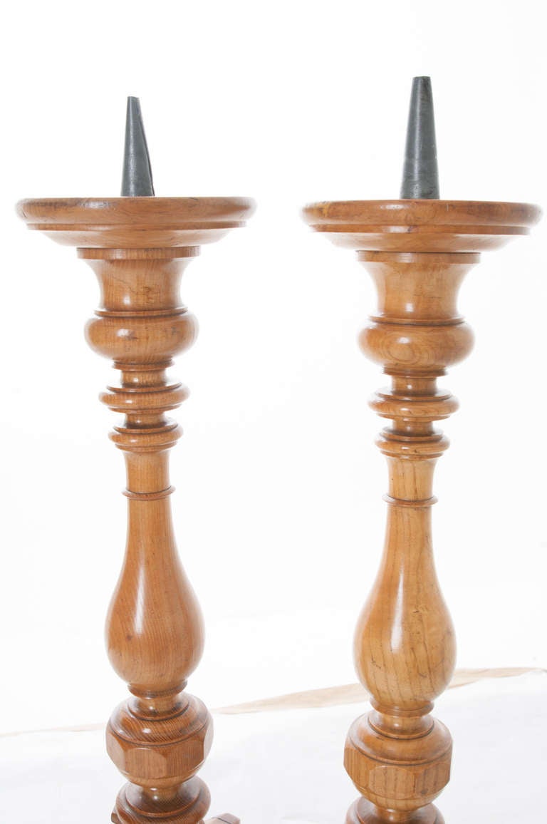 Paar französische gedrechselte Holz-Kerzenständer aus dem 19. Jahrhundert (Obstholz) im Angebot