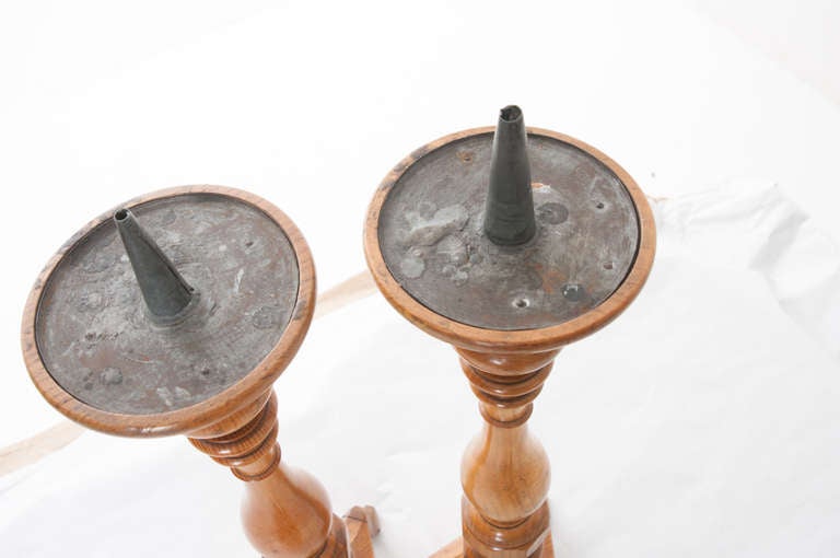Paar französische gedrechselte Holz-Kerzenständer aus dem 19. Jahrhundert (Gedrechselt) im Angebot