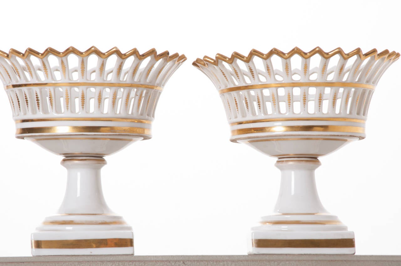 A lovely pair of Old Paris porcelain and gold gilt basket compotes in great condition, 1800s.