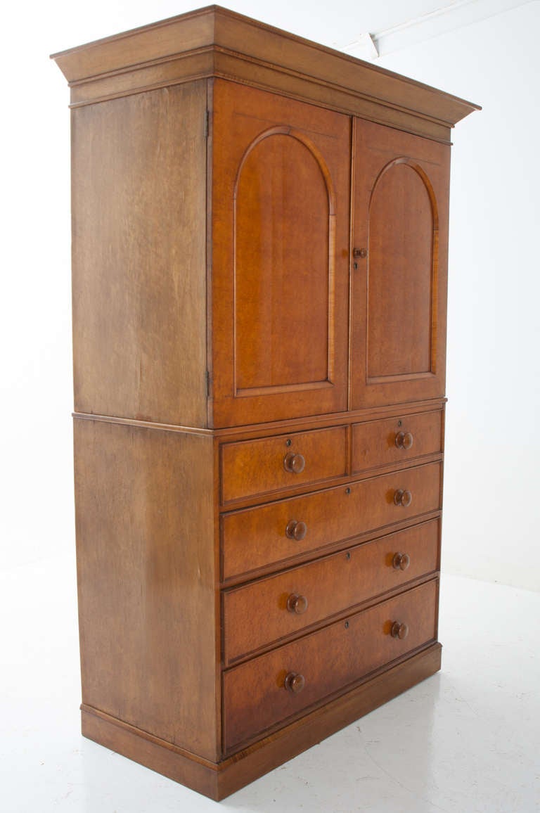 English 19th Century Maple Linen Press In Good Condition In Baton Rouge, LA