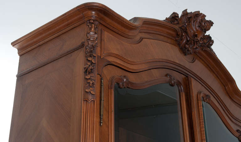 French 20th Century Walnut Louis XV Armoire or Display Cabinet In Good Condition In Baton Rouge, LA
