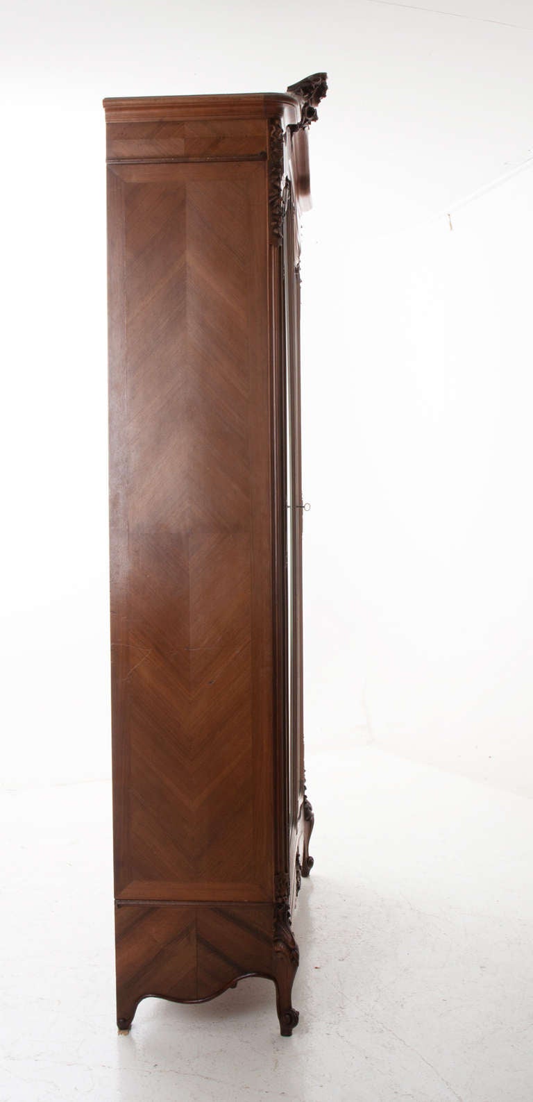 French 20th Century Walnut Louis XV Armoire or Display Cabinet 4