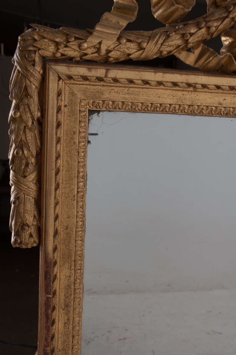 Spiegel aus vergoldetem Holz mit Urne aus dem 19. Jahrhundert (Französisch) im Angebot