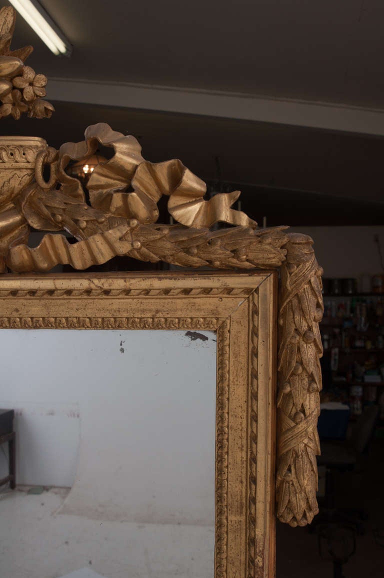 Spiegel aus vergoldetem Holz mit Urne aus dem 19. Jahrhundert im Zustand „Gut“ im Angebot in Baton Rouge, LA