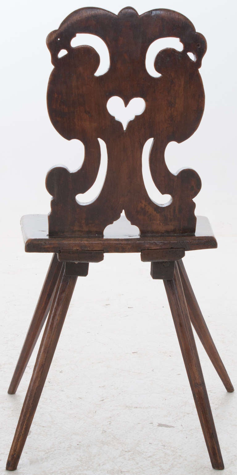 Chaise alsacienne du 18ème siècle en bois sculpté à la main 1