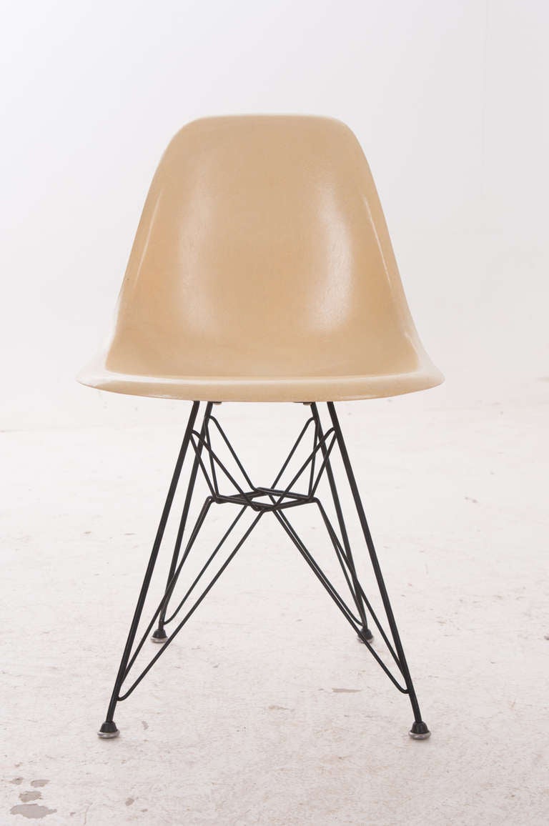 Set of 8 Eames for Herman Miller Chairs with Eiffel Tower Base In Good Condition In Baton Rouge, LA