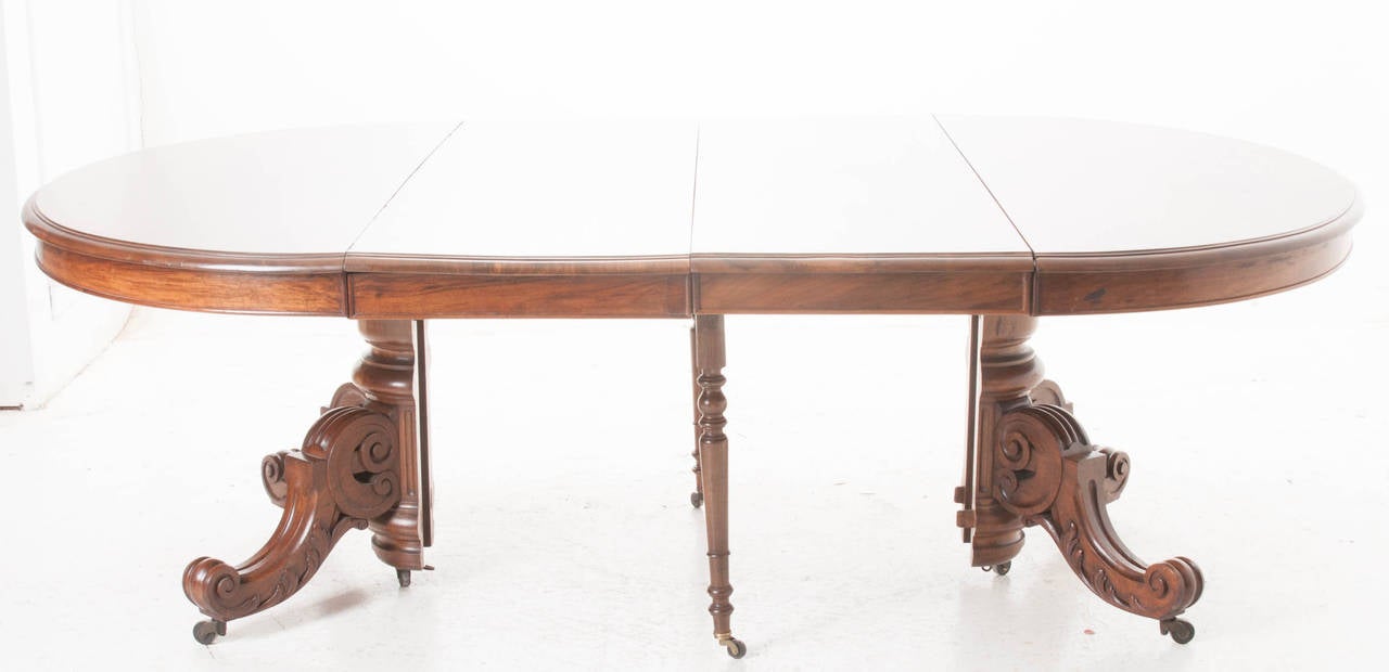 French 19th Century Large Extending Walnut Dining Table In Good Condition In Baton Rouge, LA