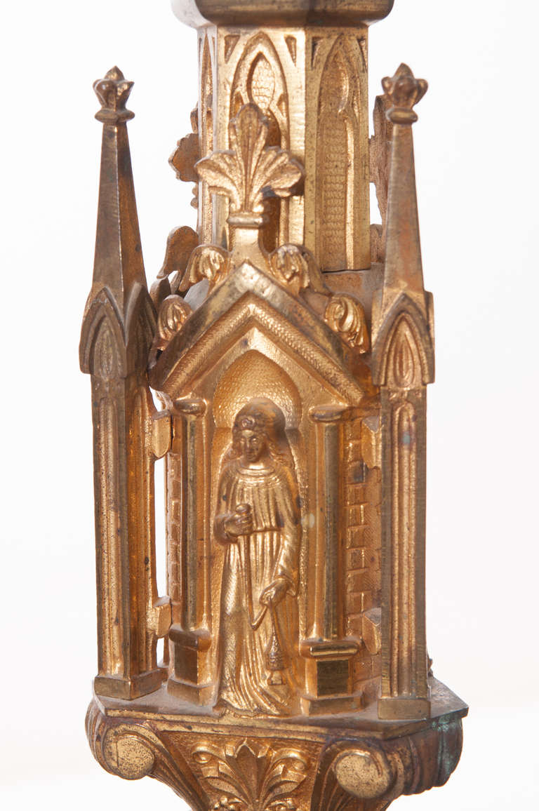 Paar Altarleuchter aus vergoldeter Bronze im Stil der Gotik des 19 3