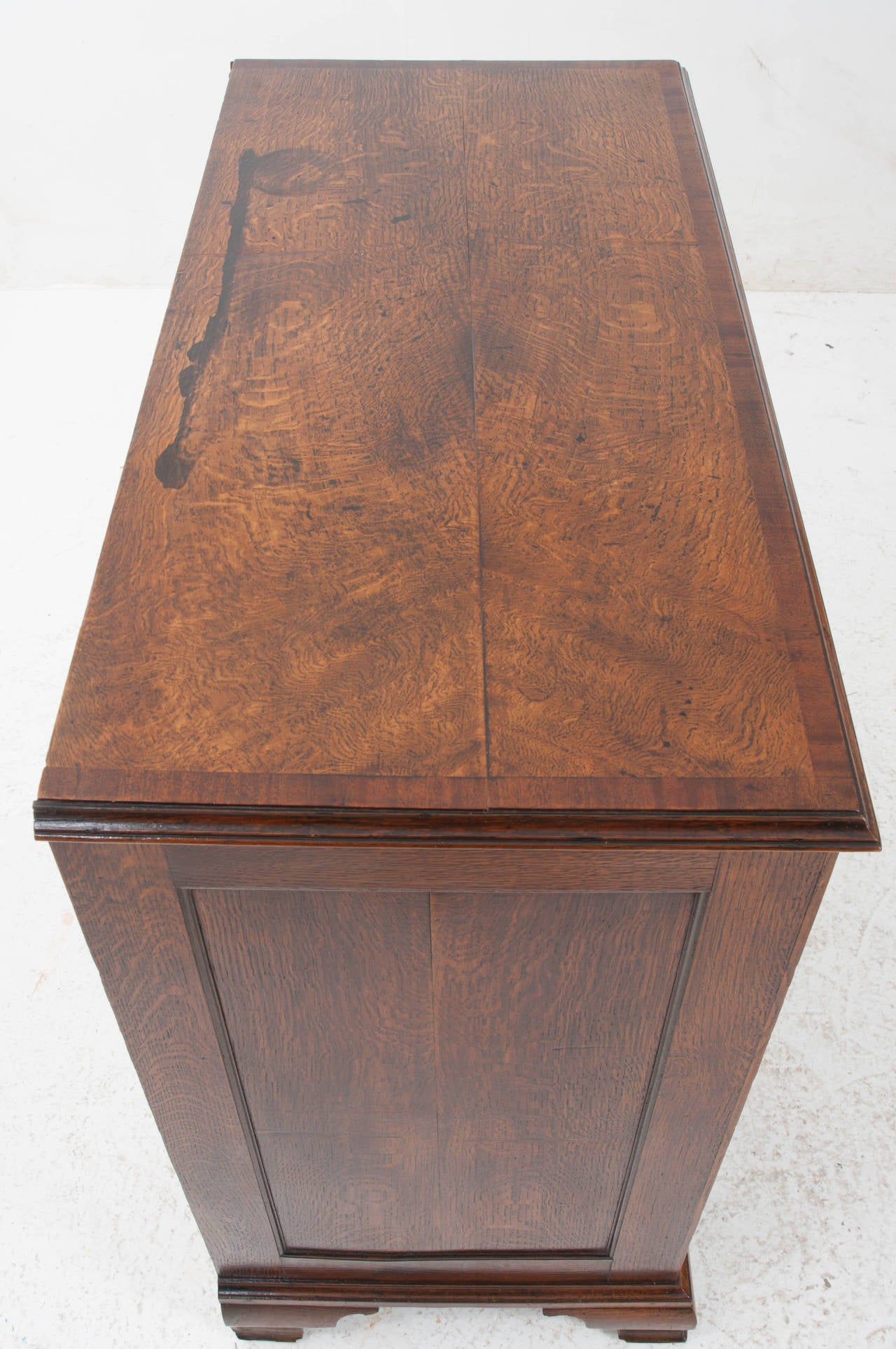 A stunning English Lancashire oak chest of drawers made with the finest oak. The drawers are thoughtfully banded and pronounced using inlay oak of a darker stain. The hardware is original and appropriate for this fine antique. This chest retains its