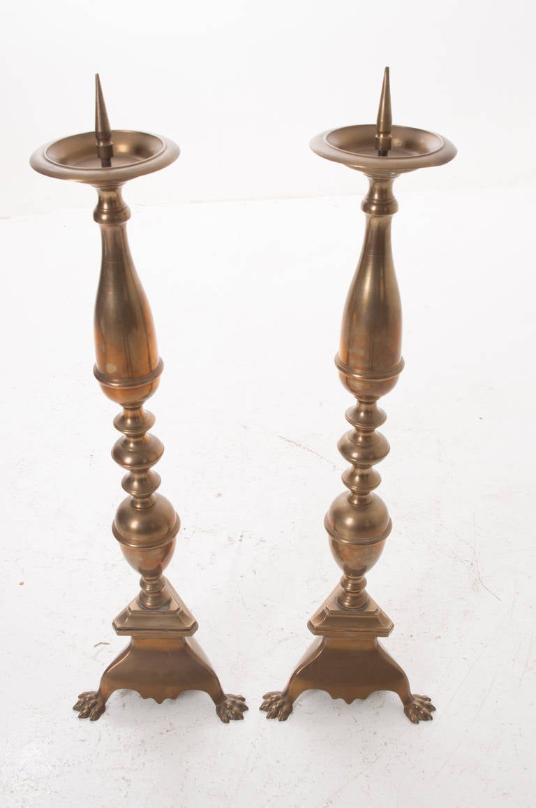 French European Pair of 19th Century Brass Candlesticks with Paw Feet For Sale