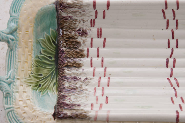 Plat à asperges Barbotine en céramique française de couleurs pastel vibrantes avec poignées. Les asperges étaient très appréciées dans les années 1800, ce qui rendait leur présentation importante, dans les années 1870.
