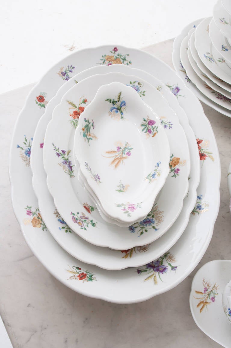 Porcelaine Service de table français du 19ème siècle à 102 pièces à motifs floraux en vente