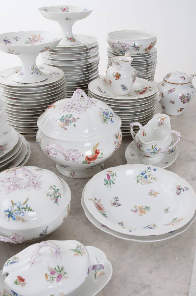 Une magnifique collection de 102 pièces de service de table en porcelaine de Paris, France. Le bas de chaque pièce porte le cachet 