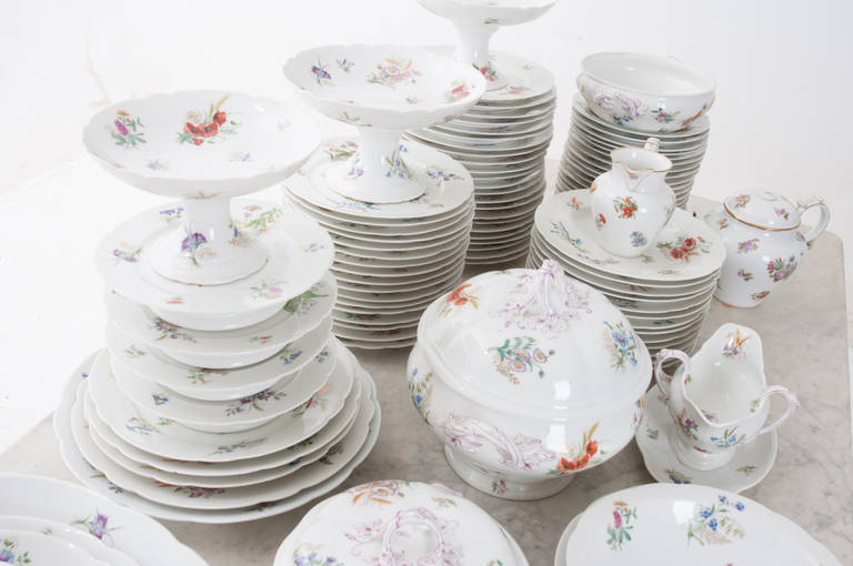 French 19th Century Floral 102 Piece Dinner Service In Good Condition For Sale In Baton Rouge, LA