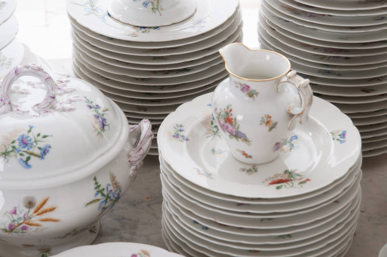 Service de table français du 19ème siècle à 102 pièces à motifs floraux en vente 3