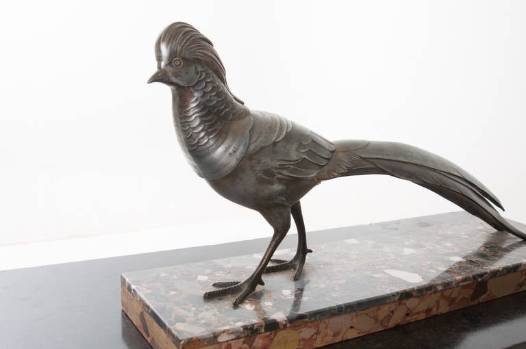 French Art Deco Pheasant Statue on Marble im Zustand „Gut“ in Baton Rouge, LA