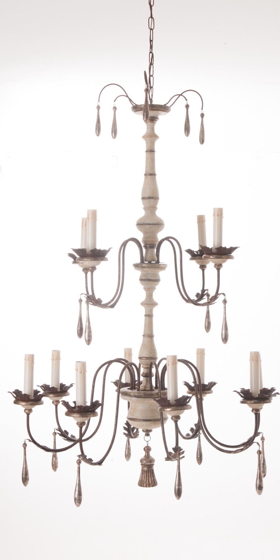 Italian Reproduction Painted 12 Light Chandelier In Excellent Condition In Baton Rouge, LA