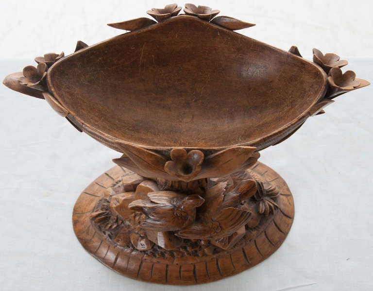 English fruitwood carved pedestal compote with tree stump, birds and foliage. Great artistic realization after nature, circa 1860.