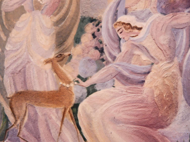 Superbement peinte dans des tons de rose, bleu violacé et fauve, cette scène de trois femmes en robe dans un jardin fantastique, plaçant leurs colliers de perles autour du cou d'un cerf, est un exemple spectaculaire de peinture décorative Art déco. 