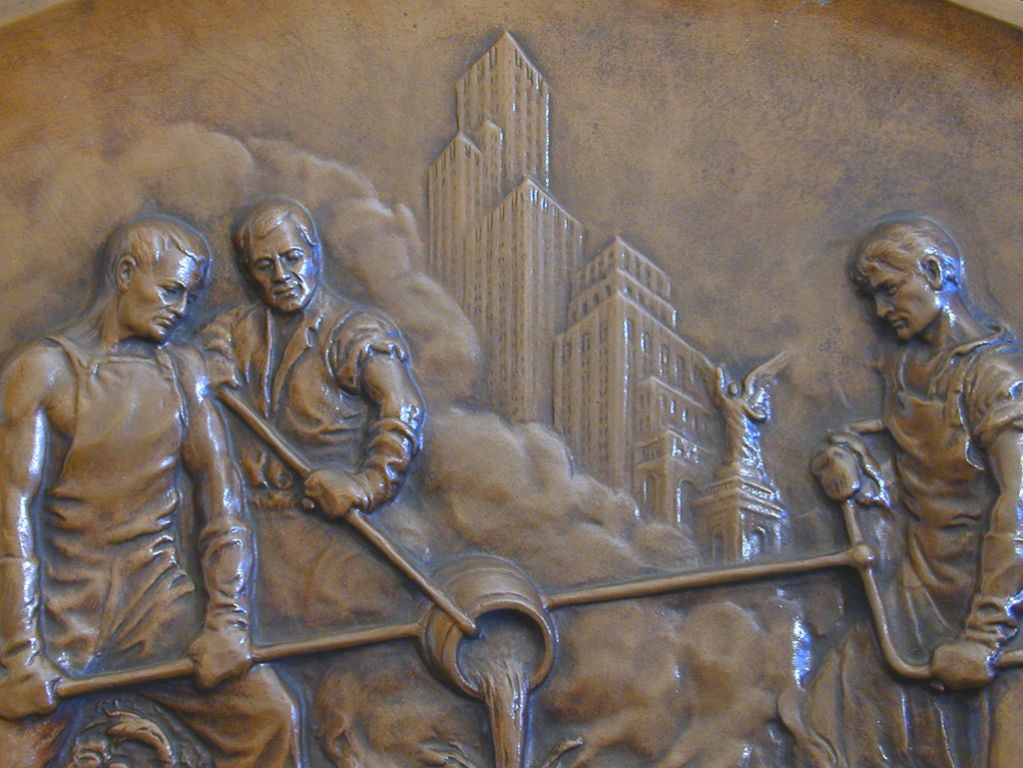 Art Déco Grande pannello scultoreo in bronzo con operai e skyline di New York in vendita