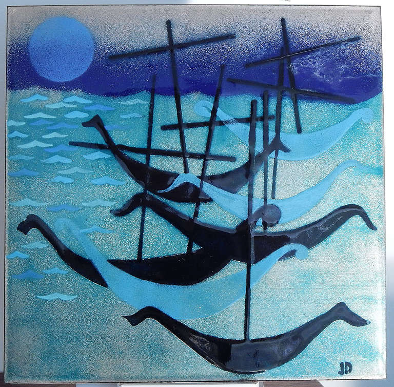 Saturado de color -en tonos bígaro, cobalto, aguamarina y negro medianoche-, este panel de esmalte fue pintado por Judith Daner, la última maestra superviviente de la pintura al esmalte de los años 50 y 60.  Este ejemplo capta maravillosamente una