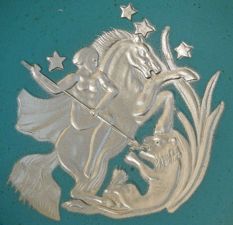 Art-Déco-Schale mit Fuß von Stjrnmetall, „Nackt auf Pferd im Kampf mit dem Löwen“, (Art déco) im Angebot