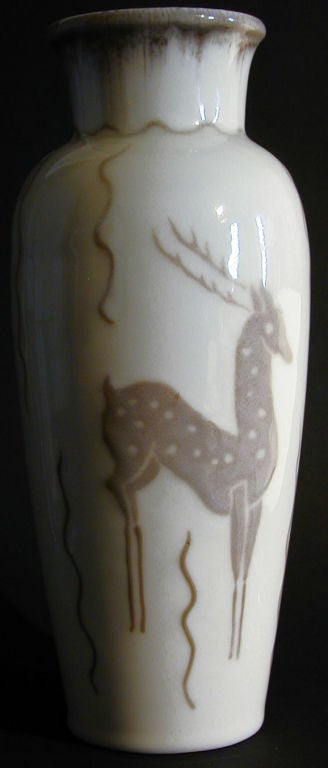 Diese große, elegante Vase ist in Cappuccino- und Elfenbeintönen glasiert und wurde von Handwerkern der berühmten Rookwood Pottery in Cincinnati von Hand glasiert.  Ursprünglich wurde er als Lampensockel hergestellt und kann wieder als solcher