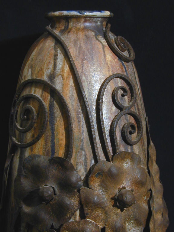 Metà XX secolo Straordinario vaso Art Deco con sovrapposizione di Fer Forge di Guerin in vendita
