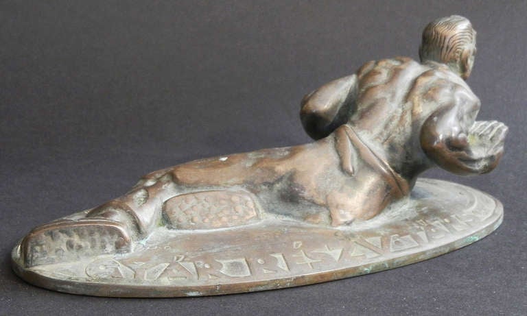 Scolpito da Mihaly Biro, questo bronzo (risalente al 1928-29) è la versione in piccolo di un monumento su larga scala commissionato dalla società Bratislava Cable, che commemorava i lavoratori che hanno fatto funzionare l'industria.  (In origine, la