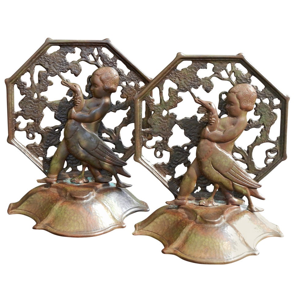 Rare paire de serre-livres Art Déco en bronze « Fille et oiseau » par Bach