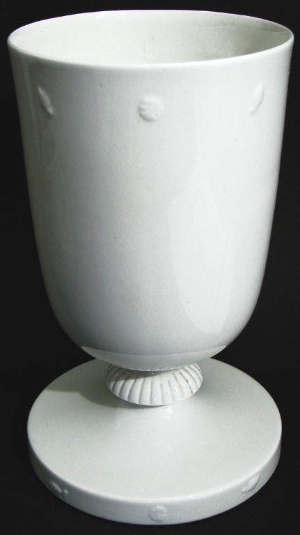 Producido por la fábrica de porcelana Lamberton de Trenton (Nueva Jersey), no lejos de la famosa fábrica de Lenox, este jarrón de finales del Art Déco fue probablemente diseñado y esculpido por Geza De Vegh, en un estilo que recuerda a la obra de