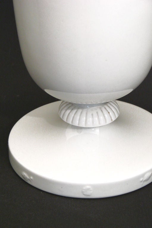 Raro jarrón de porcelana Art Déco, circa años 50 en Excelente estado para la venta en Philadelphia, PA
