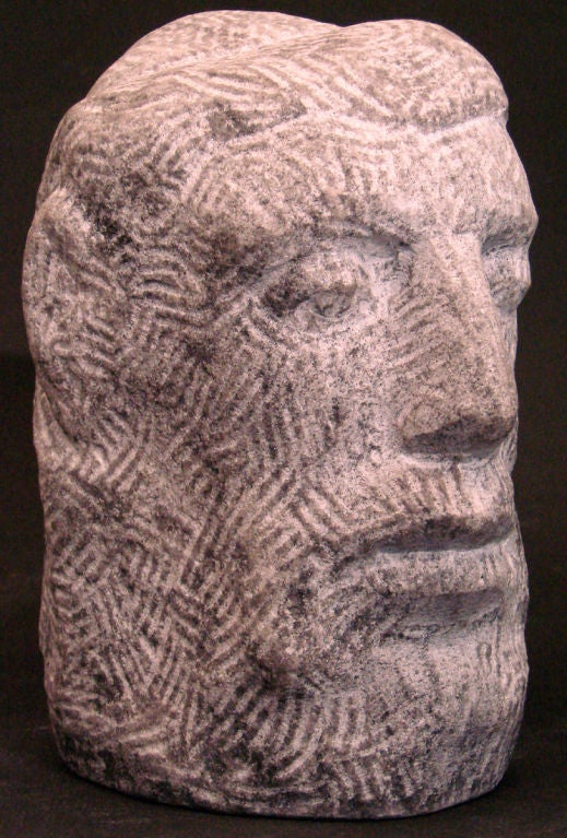 Die aus grauem Marmor gefertigte Skulptur hat die Schwere und Nüchternheit von Schnitzereien aus der Antike, obwohl sie 1973 ausgeführt wurde.  Der Bildhauer Eugen Gauss lebte in Union, New Jersey, und stellte in den 1940er Jahren an der