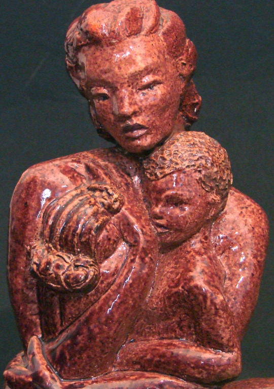 Cette charmante et touchante pièce en céramique, attribuée à Gertrude Kaye, une aquarelliste et artiste active dans les années 1930, est superbement finie dans une glaçure brune riche et subtilement tachetée.  Il dépeint une scène de ménage