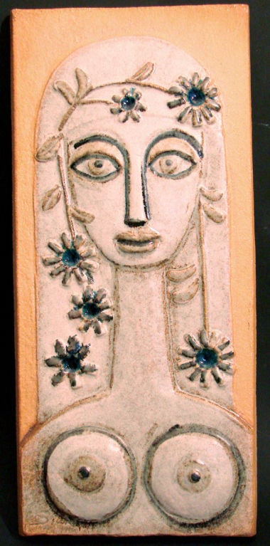Diese Plakette ist ein klassisches Beispiel für Wandkunst aus der Mitte des Jahrhunderts. Sie zeigt einen weiblichen Akt mit großen Augen, der eindeutig von der antiken Bildhauerei beeinflusst ist, und wurde im dänischen Soholm hergestellt, einem