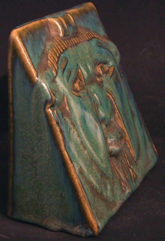 Américain Rare sculpture en céramique Art Déco avec motif de masque ourlé en vente