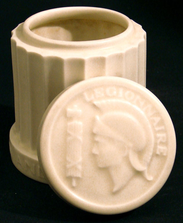 Dieses perfekt proportionierte, geriffelte und abgedeckte Gefäß ist in dieser prächtigen elfenbeinfarbenen Glasur besonders selten und wurde 1937 von der berühmten Rookwood Pottery in Cincinnati, Ohio, hergestellt.  Der Umschlag wurde als