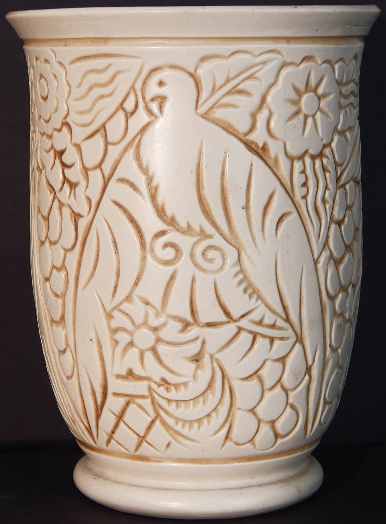 Questo pregiato e raro vaso Art Déco con disegno profondamente inciso, raffigurante uccelli tropicali in mezzo a una profusione di fiori e foglie, è stato disegnato da George Condé per Mougin Freres a Luneville, in Francia. Condé era noto per i suoi