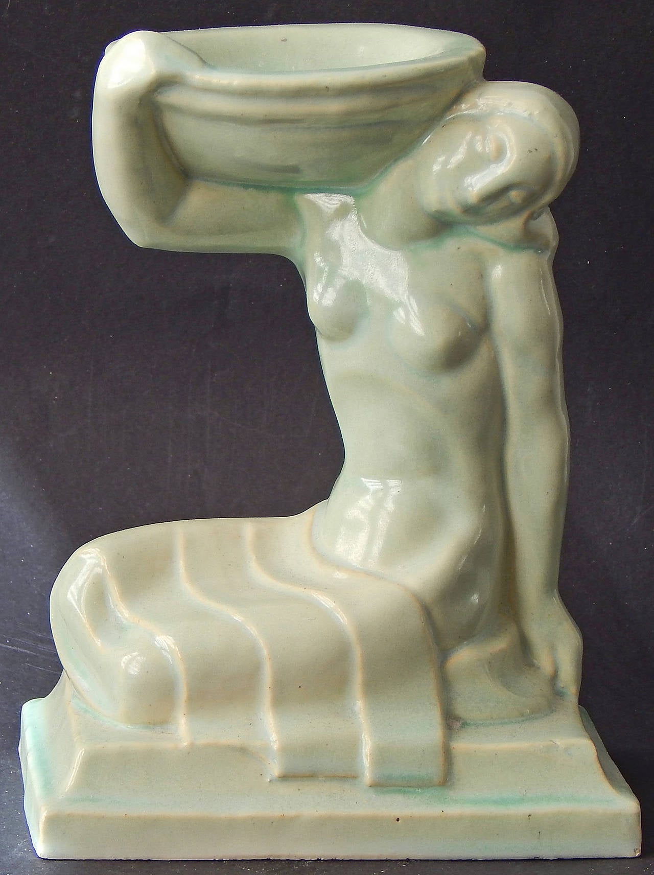 Un classico e raro esempio di scultura Art Déco, questo pezzo è stato disegnato da Leon Victor Solon, un importante teorico del colore e designer che divenne direttore artistico dell'American Encaustic Tile Company (AETCO) nel 1922.  American