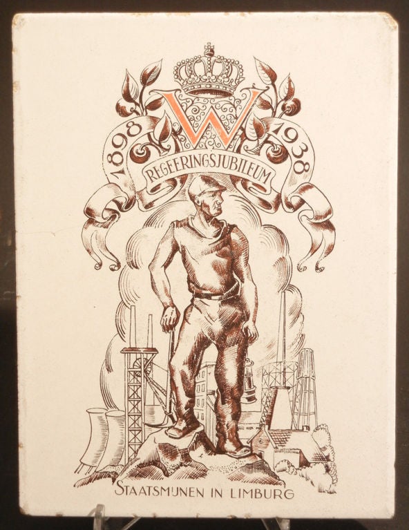 Diese seltene Fliese, die die Herrschaft von Königin Wilhelmina und dem holländischen Arbeiter feiert, zeigt einen holländischen Bergarbeiter, umgeben von Zeichen der holländischen Industrie. Amerika und ein Großteil der westlichen Welt