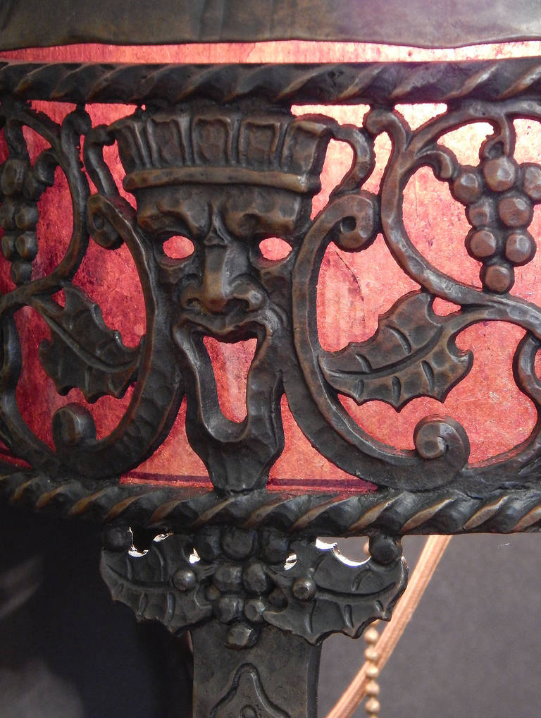 Art déco Rare lampe en bronze et mica d’Oscar Bach, avec motif de raisin et de masque en vente