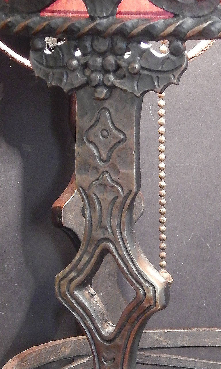Américain Rare lampe en bronze et mica d’Oscar Bach, avec motif de raisin et de masque en vente