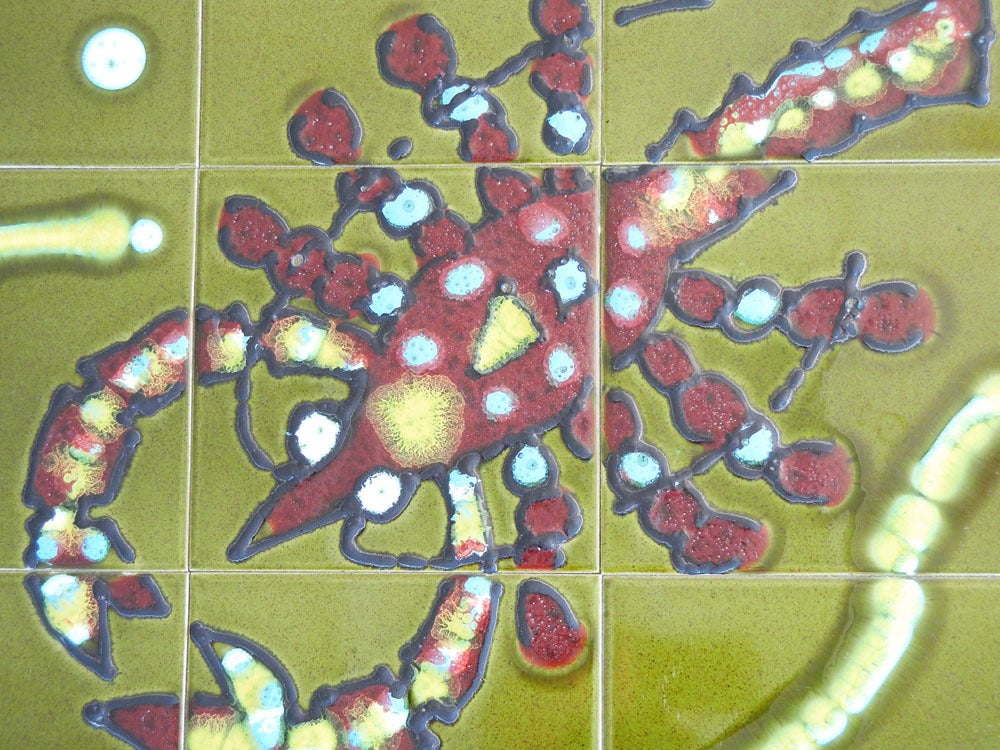 Rare table à carreaux du milieu du siècle dernier avec motif marin, signée Excellent état - En vente à Philadelphia, PA