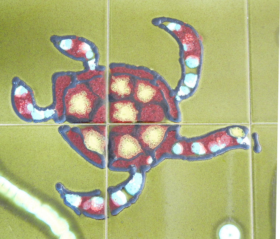 Milieu du XXe siècle Rare table à carreaux du milieu du siècle dernier avec motif marin, signée en vente
