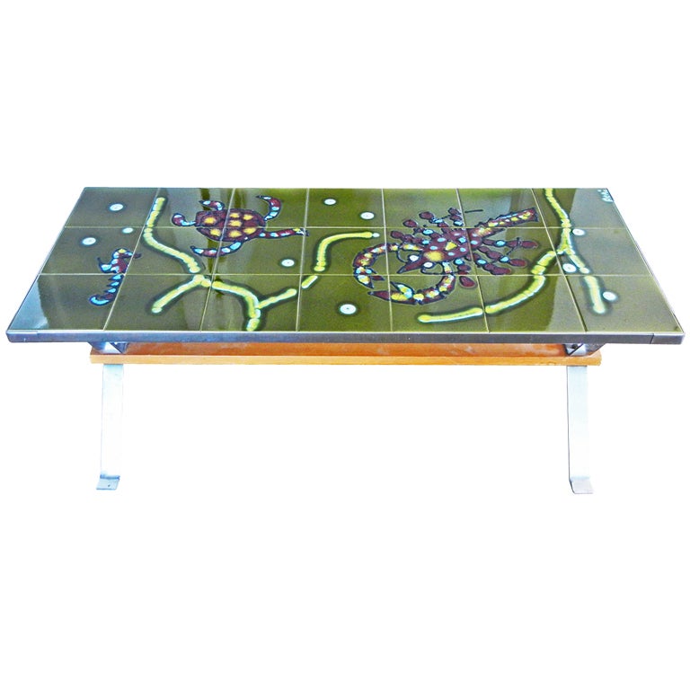 Rare table à carreaux du milieu du siècle dernier avec motif marin, signée en vente