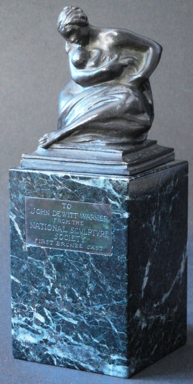 Charmante, cette petite sculpture en bronze de Robert Ingersoll Aitken revêt une importance particulière. Elle a été coulée et montée en l'honneur de John DeWitt Warner, avocat influent, membre du Congrès et défenseur des arts à la fin du XIXe