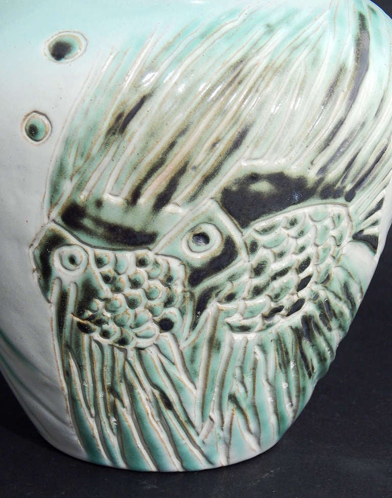 Américain Rare pichet Art Déco avec motif de poisson par North Dakota School of Mines en vente